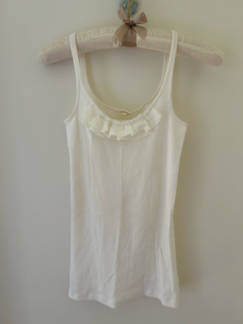 Vintage J. Crew White Ruffle and Sequin Camisole
Size: Small
GUC (Small Stain)